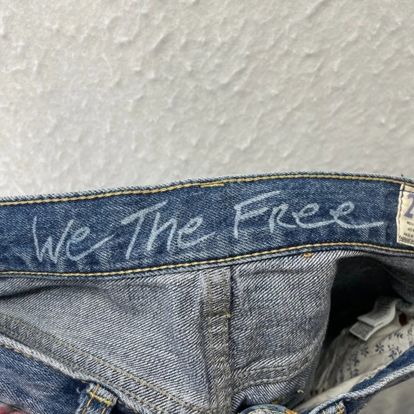 We The Free Shorts Women's 24 Blue Denim Regular Fit Mid rise Distressed Shortie - Picture 7 of 11